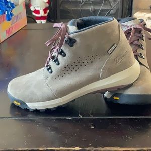 Danner ankle high snow/hiking boots, excellent condition size 9